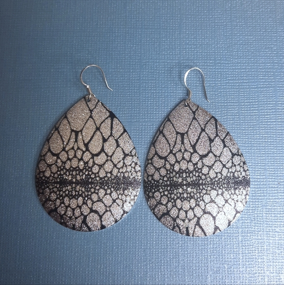 Large Silver teardrop laser earrings - Picture 7 of 7